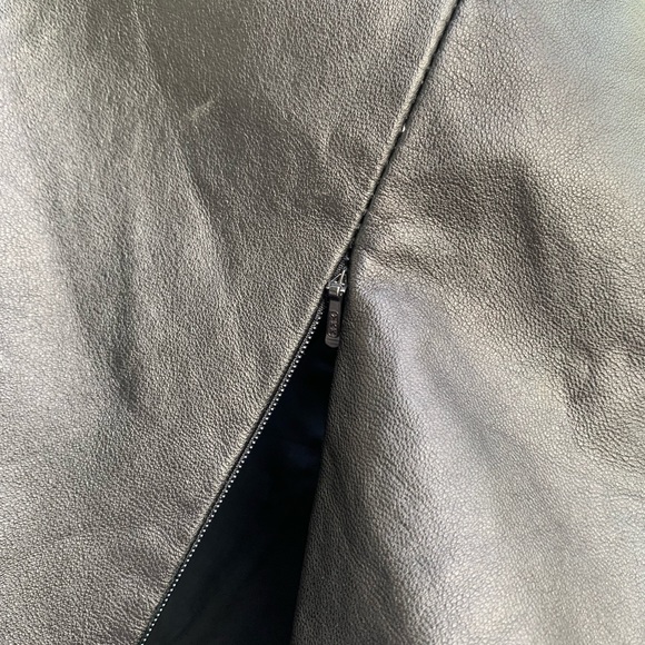 Genuine black leather skirt with zippered thigh slit - Picture 3 of 8